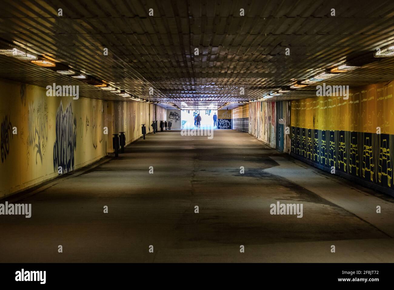 Sottopassaggio pedonale alla stazione ferroviaria ungherese. Vecchio, grunge e invecchiato. Foto Stock