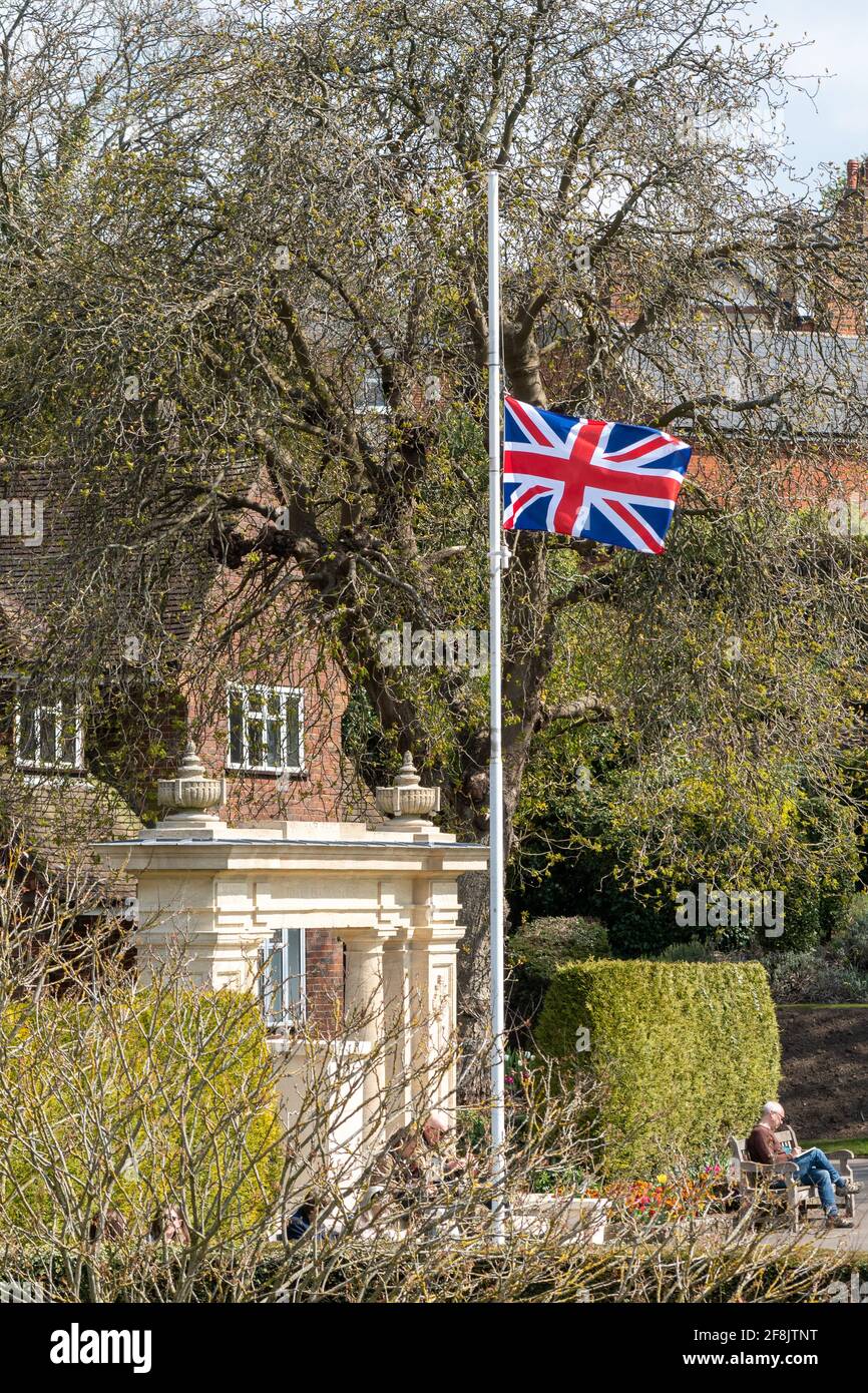 Bandiera di Union Jack che batte a metà albero in seguito alla morte del principe Filippo, duca di Edimburgo, Guildford Castle Grounds, aprile 2021, Surrey, REGNO UNITO Foto Stock