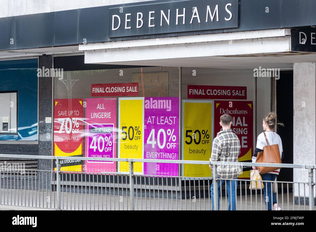Debenhams store final closing down sale, Guildford, Surrey, Regno Unito, aprile 2021 Foto Stock
