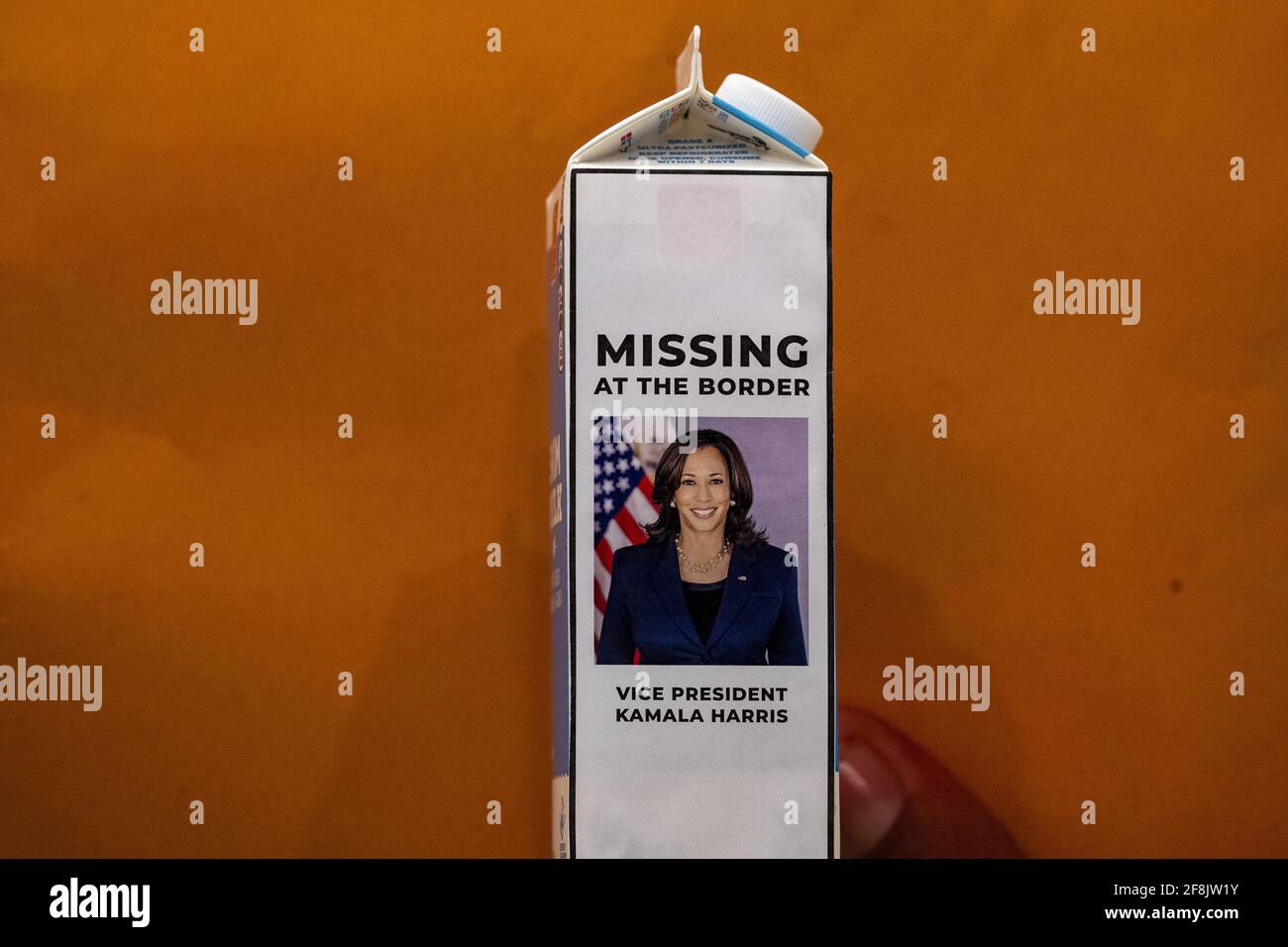Washington, Stati Uniti. 14 Apr 2021. Il Rep. Steve Scalise (R-LA) mostra un cartone di latte con la foto del Vice Presidente Harris con le parole "Mostra al confine" in una conferenza stampa presso il Campidoglio degli Stati Uniti a Washington, DC martedì 13 2021 aprile. I membri repubblicani della Camera hanno parlato del loro recente viaggio nel confine meridionale e dell’aumento dei bambini che attraversano il confine negli Stati Uniti. Photo by Tasos Katopodis/UPI Credit: UPI/Alamy Live News Foto Stock