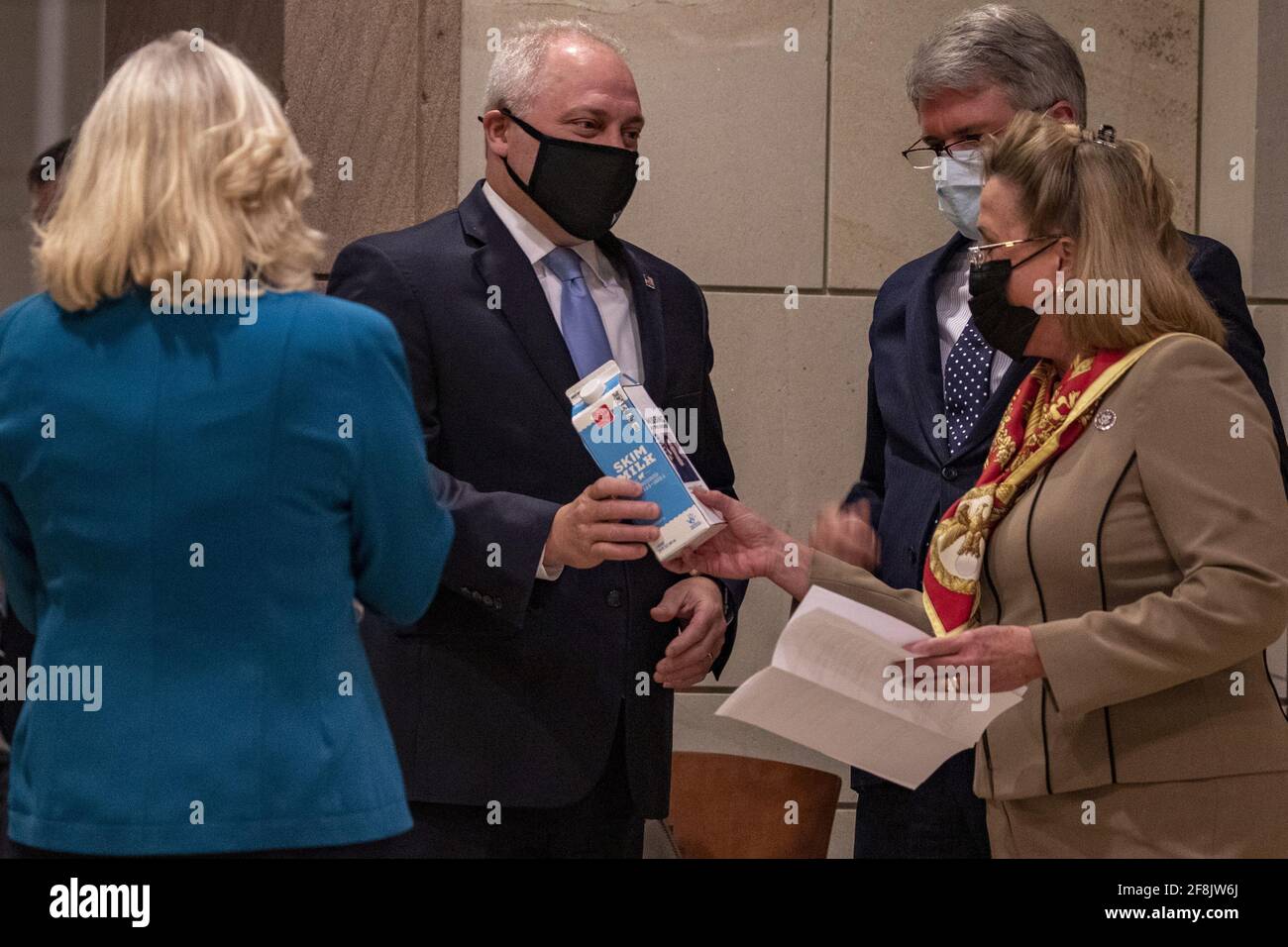 Washington, Stati Uniti. 14 Apr 2021. Il Rep. Steve Scalise (R-LA) mostra un cartone di latte con la foto del Vice Presidente Harris con le parole 'Missing at the Border' con il Rep. Michael McCaul (R-TX) e il Rep. Ann Wagner (R-MO) prima di una conferenza stampa al Campidoglio degli Stati Uniti a Washington, DC martedì 13 2021 aprile. I membri repubblicani della Camera hanno parlato del loro recente viaggio nel confine meridionale e dell’aumento dei bambini che attraversano il confine negli Stati Uniti. Photo by Tasos Katopodis/UPI Credit: UPI/Alamy Live News Foto Stock