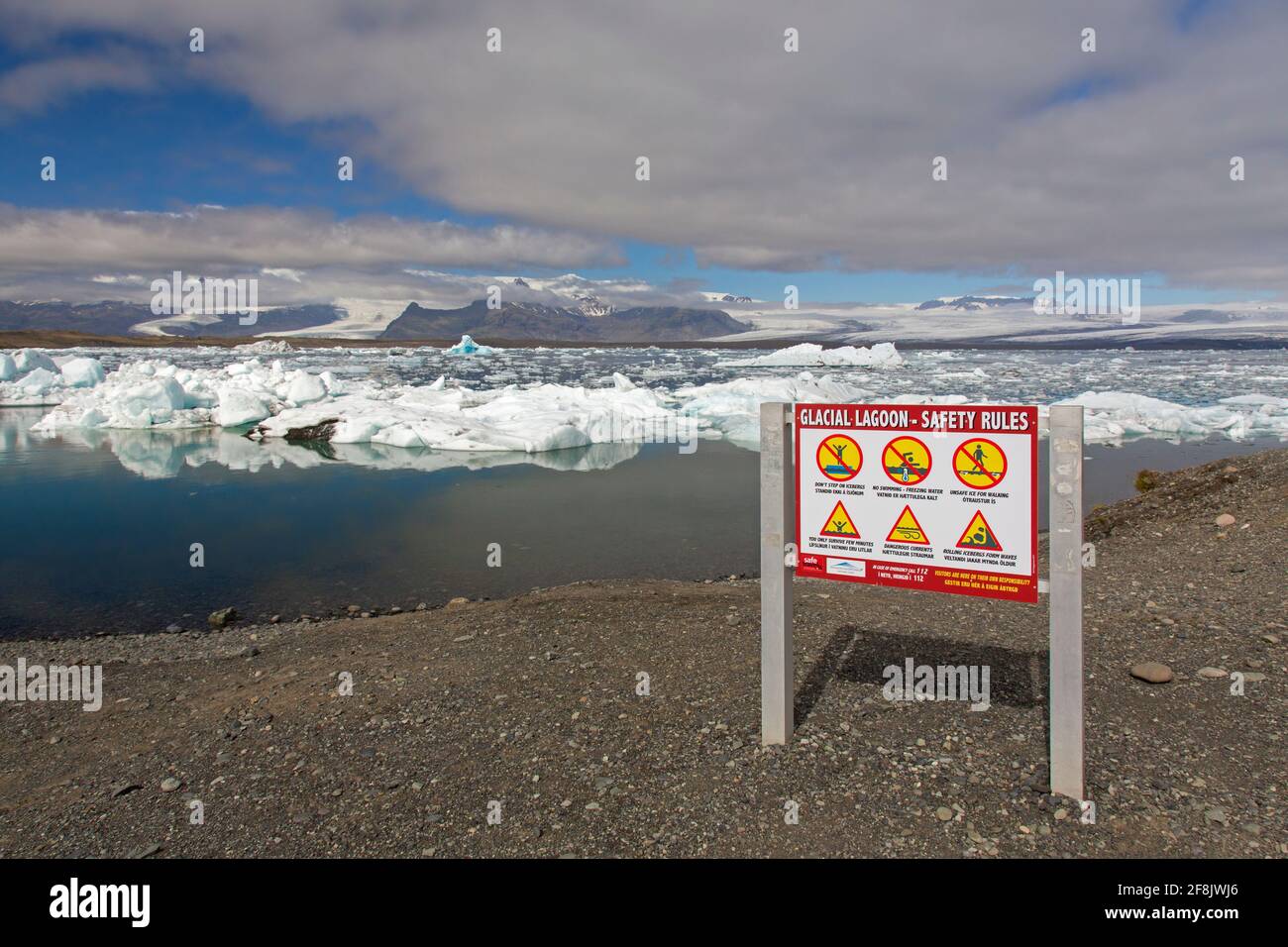 Cartello segnaletico a Jökulsárlón / Joekusarlon in estate, lago glaciale nella parte meridionale del Parco Nazionale di Vatnajökull, Islanda sudorientale Foto Stock