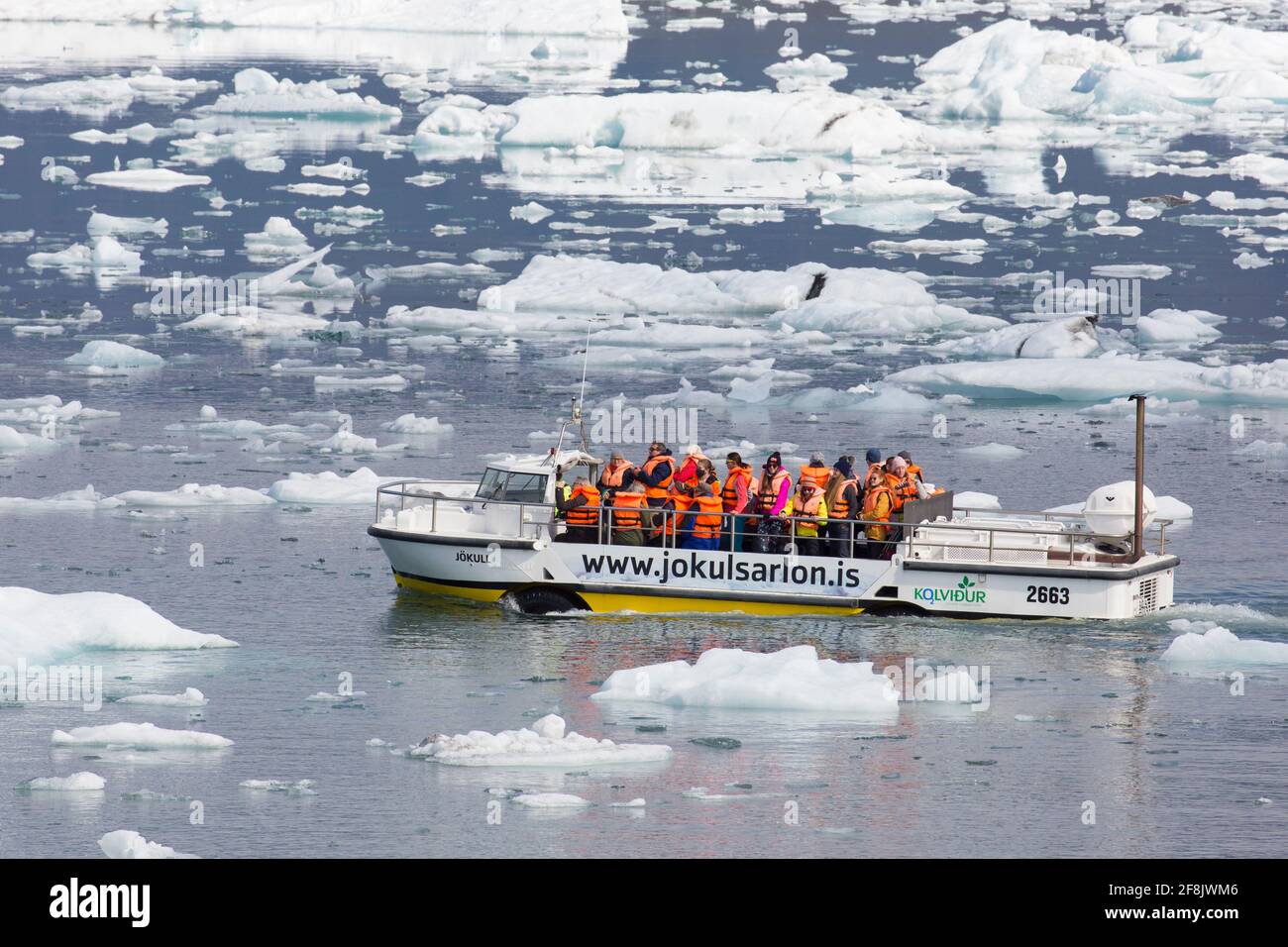 Turisti in barca anfibia tour a Jökulsárlón / Joekusarlon in estate, lago glaciale nella parte meridionale del Parco Nazionale di Vatnajökull, Islanda sud-orientale Foto Stock