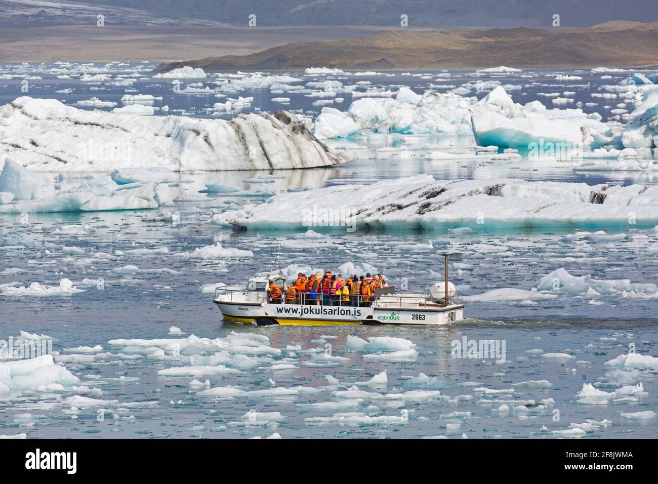 Turisti in barca anfibia tour a Jökulsárlón / Joekusarlon in estate, lago glaciale nella parte meridionale del Parco Nazionale di Vatnajökull, Islanda sud-orientale Foto Stock
