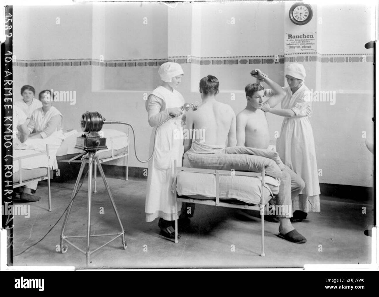 Massaggio elettrico, esercizio passivo delle articolazioni dopo il massaggio all'Ospedale della Croce Rossa di Villach fotografo: 10. Armeekommando (Rohr). Foto Stock