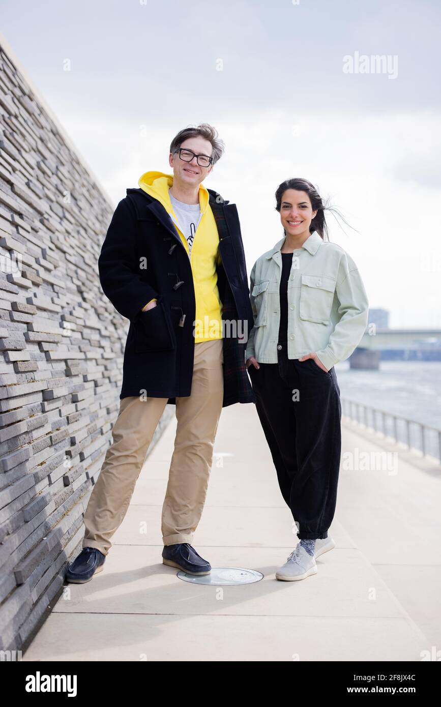 Colonia, Germania. 14 Apr 2021. Clarissa Correa da Silva e Ralph Caspers, relatori televisivi e redattori del programma per bambini e giovani WDR 'Wissen macht Ah!', fotografati su Rheinboulevard. Credit: Rolf Vennenbernd/dpa/Alamy Live News Foto Stock