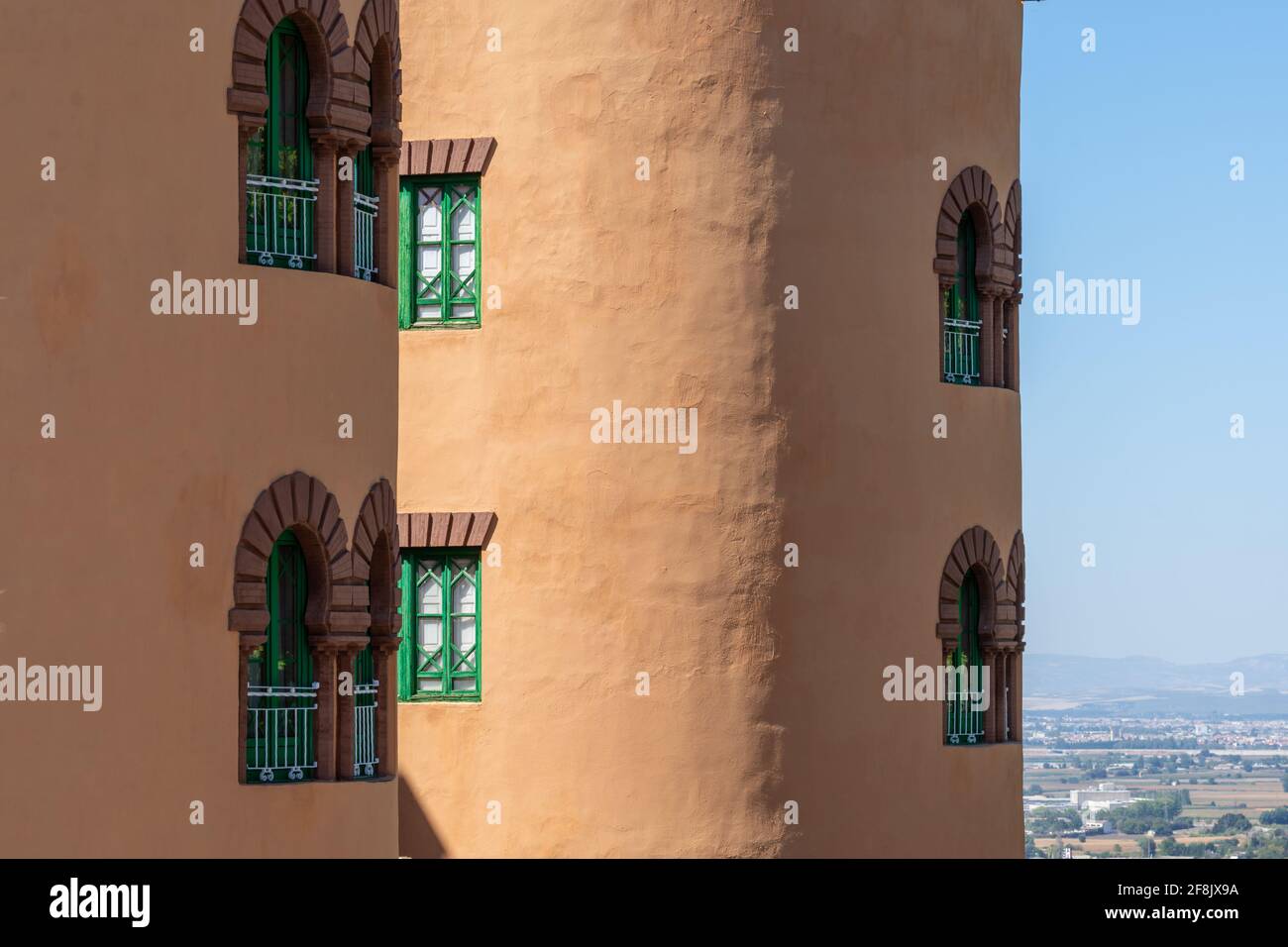 Particolare della facciata di un hotel emblematico a Granada (Spagna) sulla collina dell'Alhambra, da cui si può vedere l'intera città Foto Stock