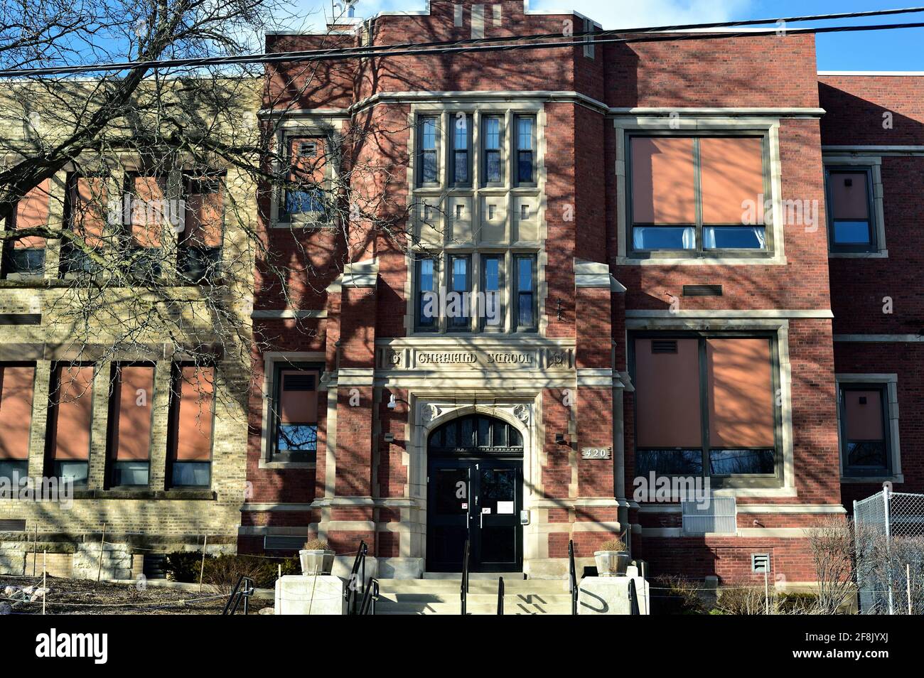 La venerabile Garfield Elementary School all'interno del quartiere storico di Elgin Watch Company a Elgin, Illinois. Foto Stock