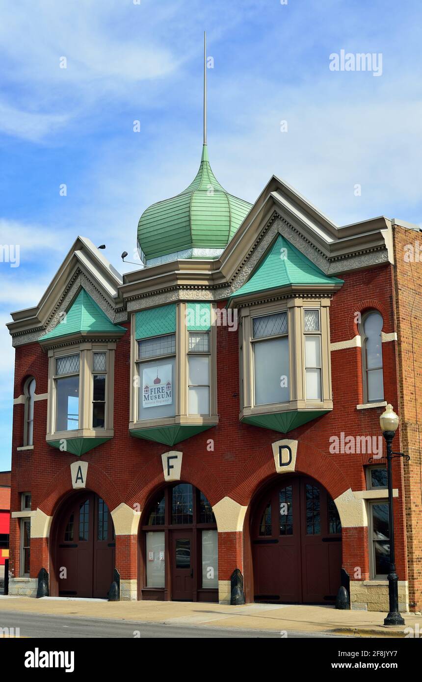 Aurora, Illinois, Stati Uniti. Il Museo Regionale dei vigili del fuoco di Aurora si trova nella vecchia stazione centrale dei vigili del fuoco di Aurora, costruita nel 1894. Foto Stock