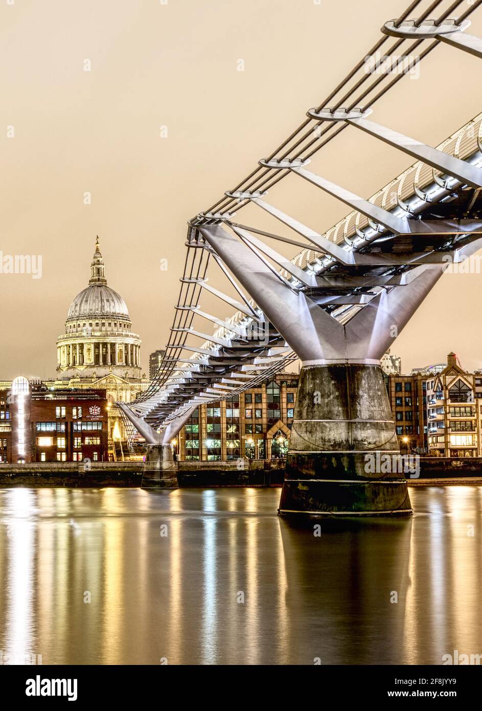 La Cattedrale di St Paul e il Millenium Bridge di Londra Foto Stock La Cattedrale di St Paul e il Millenium Bridge di Londra Foto Stock