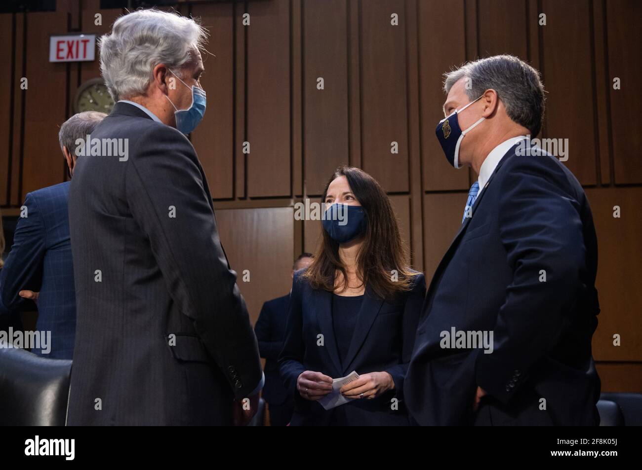 Il Direttore Avril Haines (C) dell'Ufficio del Direttore dell'intelligenza nazionale (ODNI), parla con il Direttore della CIA William Burns (L) e il Direttore dell'FBI Christopher Wray (R) prima di testimoniare durante un Comitato di selezione del Senato sull'intelligenza audizione sulle minacce mondiali, su Capitol Hill a Washington, DC, aprile 14, 2021.Credit: Saul Loeb/Pool via CNP /MediaPunch Foto Stock
