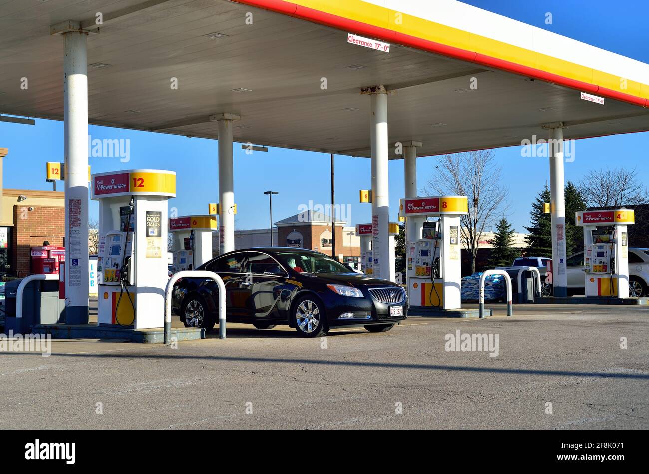 South Elgin, Illinois, Stati Uniti. Una moderna stazione di servizio situata in un'isola all'aperto in un centro commerciale in una comunita' suburbana di Chicago. Foto Stock