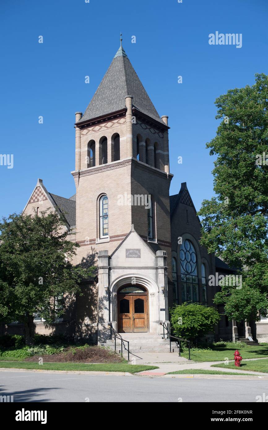 Marengo, Illinois, Stati Uniti. Prima chiesa presbiteriana di Marengo seduta su un angolo in una piccola comunità nord-orientale dell'Illinois. Foto Stock