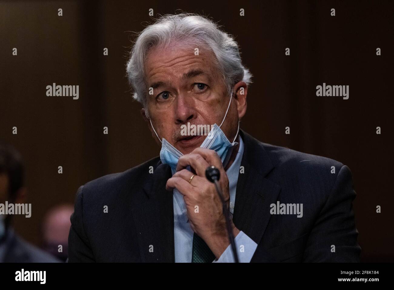 Washington, Stati Uniti d'America. 14 Apr 2021. Il direttore della CIA William Burns si guarda durante un'audizione del Comitato di intelligenza del Senato sulle "minacce internazionali", a Capitol Hill, a Washington, mercoledì 14 aprile, 2021Crediti: Graeme Jennings/Pool via CNP | Usage worldwide Credit: dpa/Alamy Live News Foto Stock