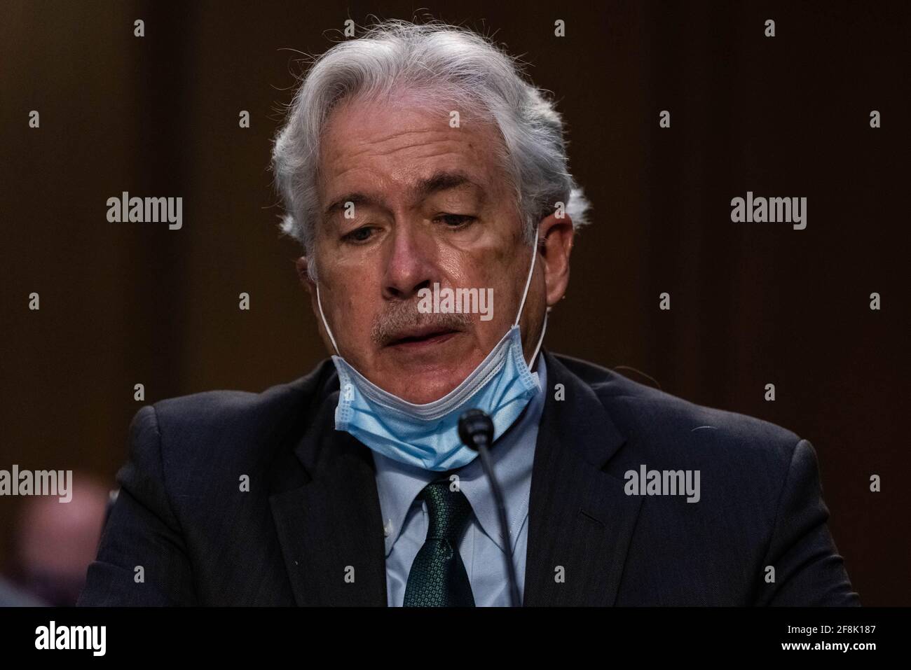 Washington, Stati Uniti d'America. 14 Apr 2021. Il direttore della CIA William Burns si guarda durante un'audizione del Comitato di intelligenza del Senato sulle "minacce internazionali", a Capitol Hill, a Washington, mercoledì 14 aprile, 2021Crediti: Graeme Jennings/Pool via CNP | Usage worldwide Credit: dpa/Alamy Live News Foto Stock