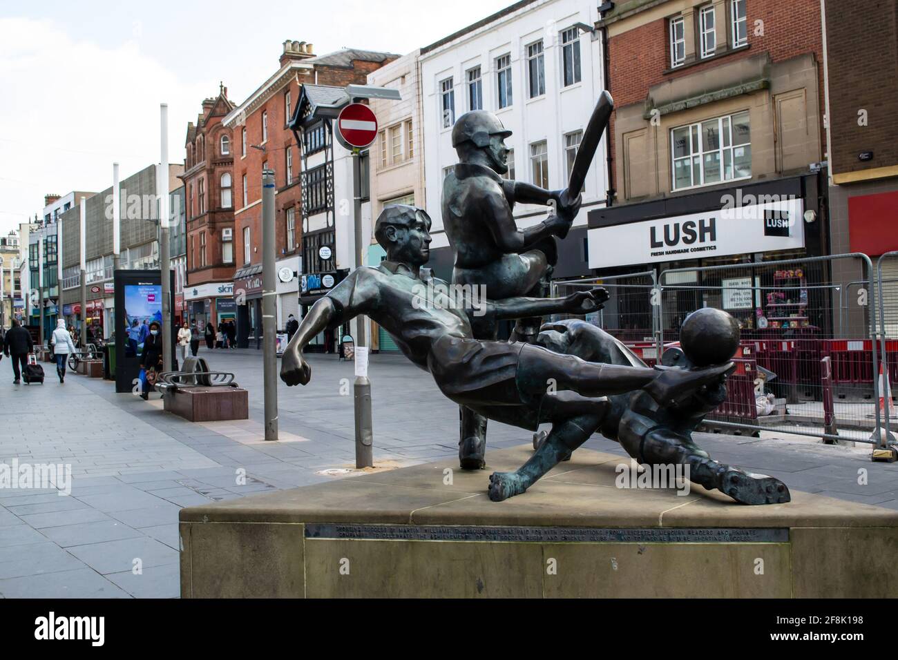 LEICESTER, INGHILTERRA - 3 aprile 2021: Statua di personaggi sportivi - intitolata Statua del successo sportivo - a Gallowtree Gate Foto Stock