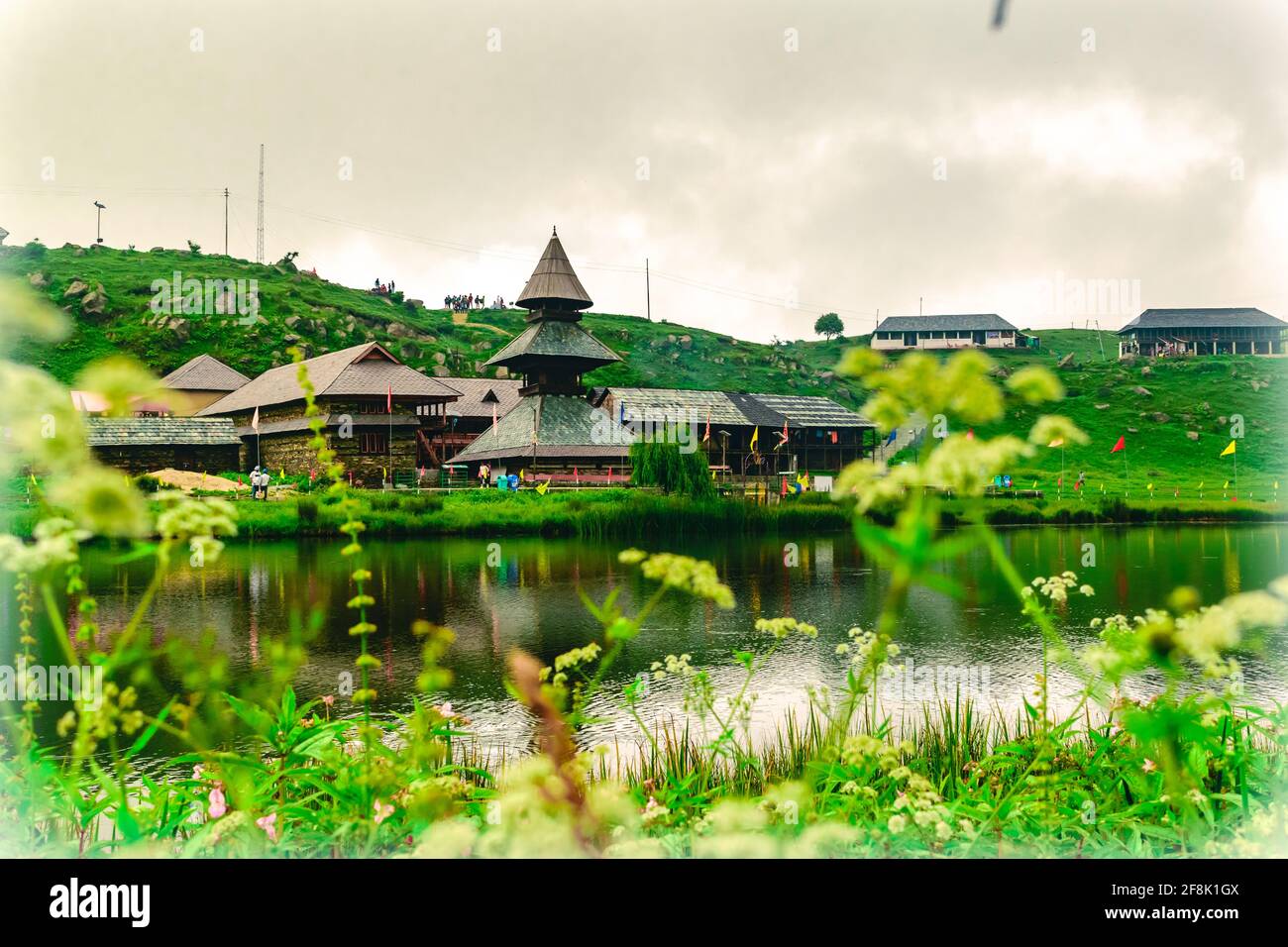 Vista sul lago Prashar situato ad un'altezza di 2730 m sopra il livello del mare con un tempio a tre piani simile a pagoda del salvia Prashar vicino a Mandi, Prades Himachal Foto Stock