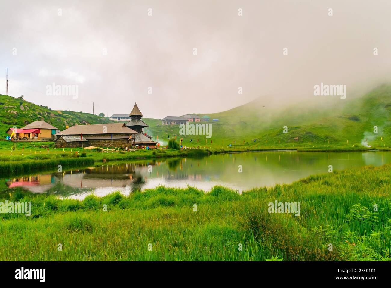 Il lago Prashar si trova ad un'altezza di 2730 m sopra il livello del mare con un tempio a tre piani simile a una pagoda del salvia Prashar vicino a Mandi, Himachal Pradesh, in Foto Stock