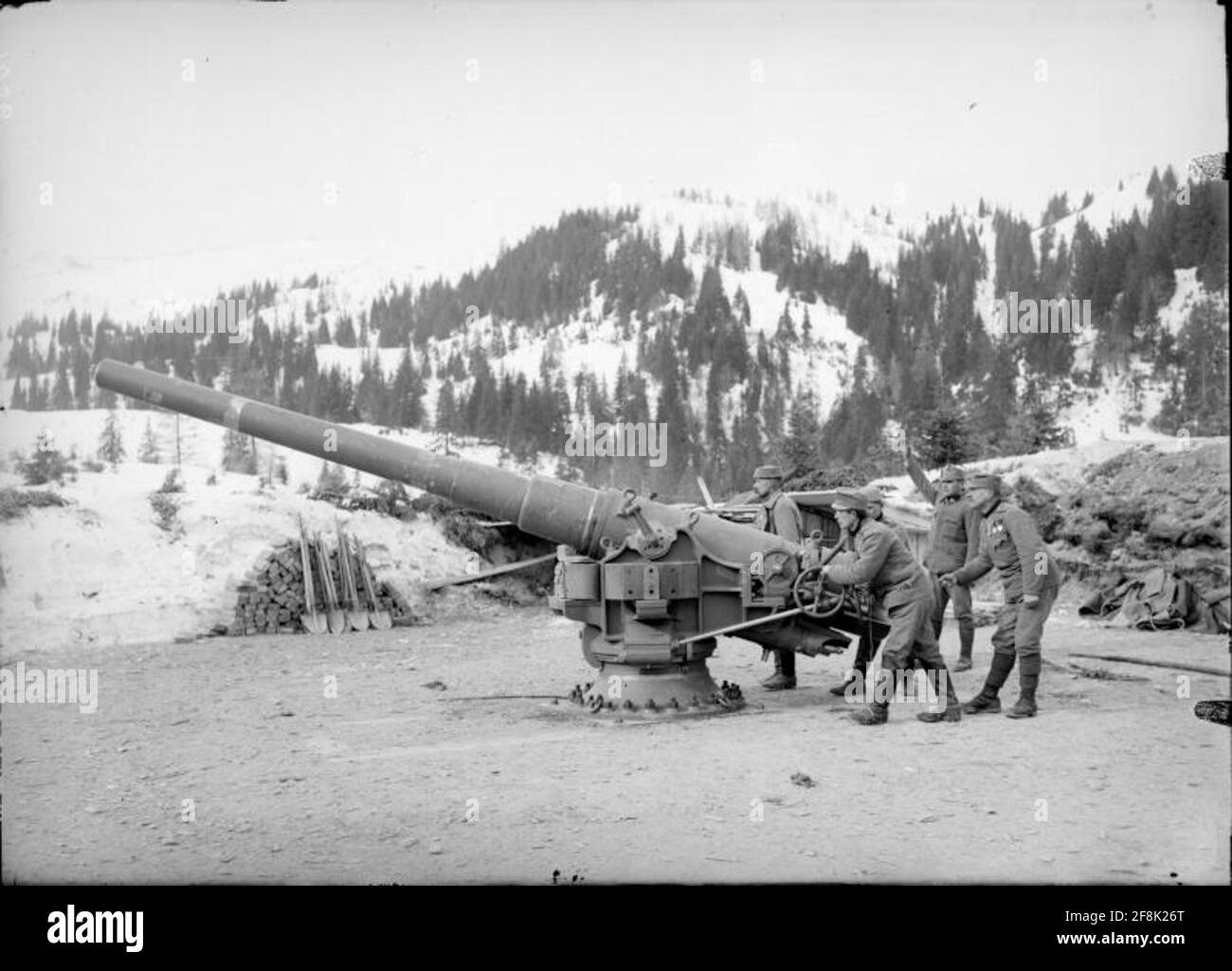 Pistola navale 15 cm L/40 su Straniger Alm X. Armeekommando Rohr. Foto Stock