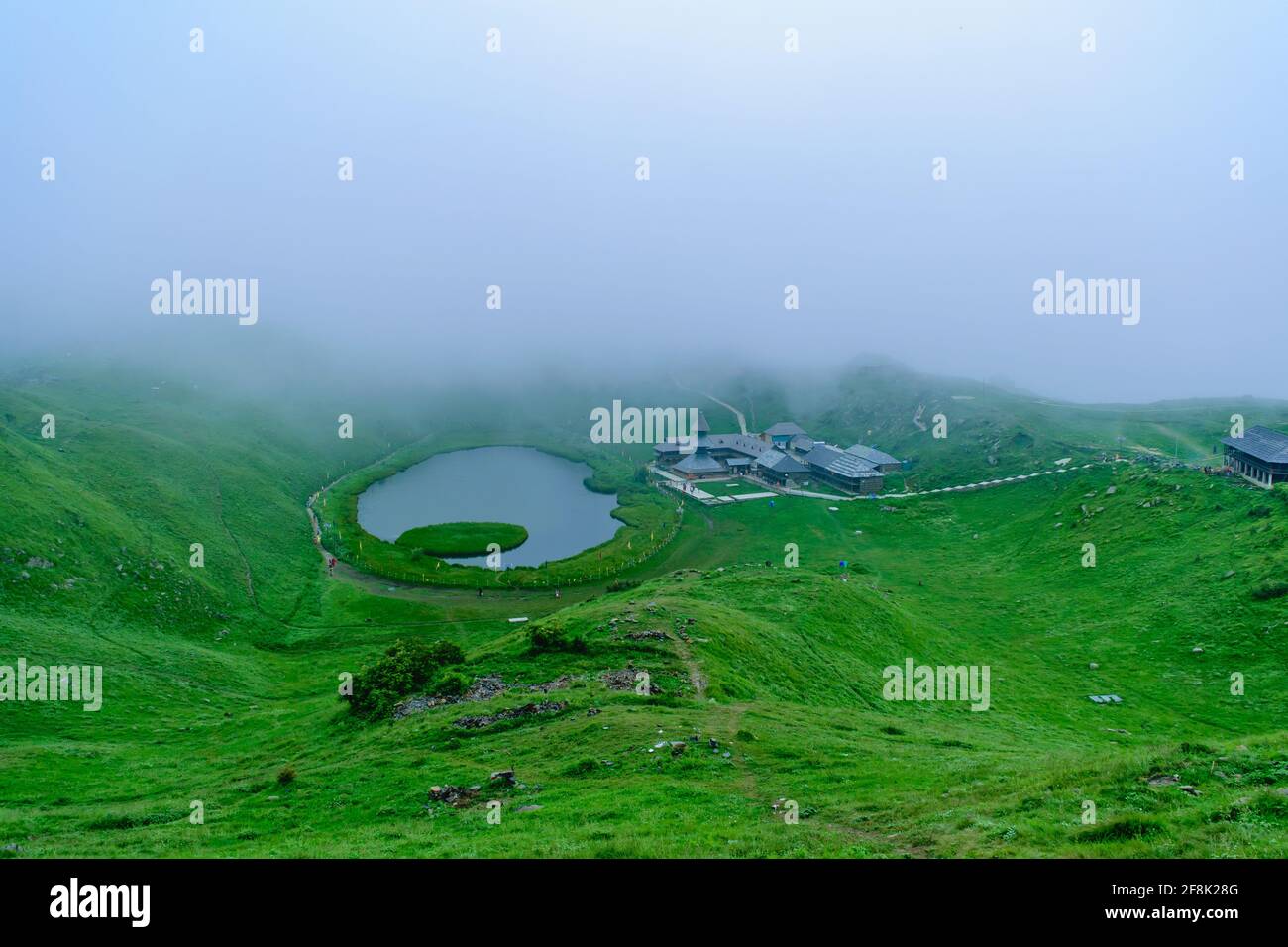 Vista sul lago Prashar situato ad un'altezza di 2730 m sopra il livello del mare con un tempio a tre piani simile a pagoda del salvia Prashar vicino a Mandi, Prades Himachal Foto Stock