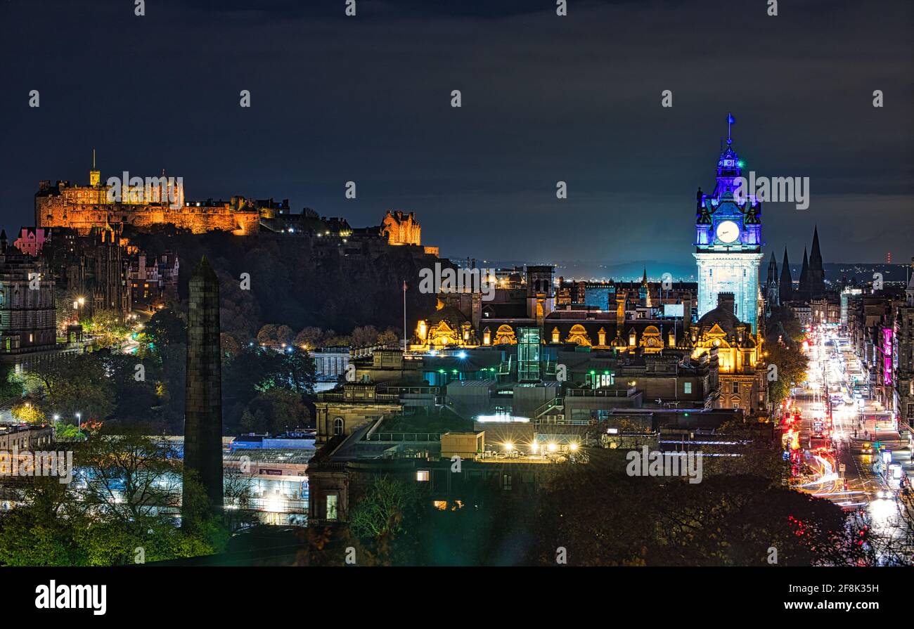 Skyline di Edimburgo di notte. Foto Stock