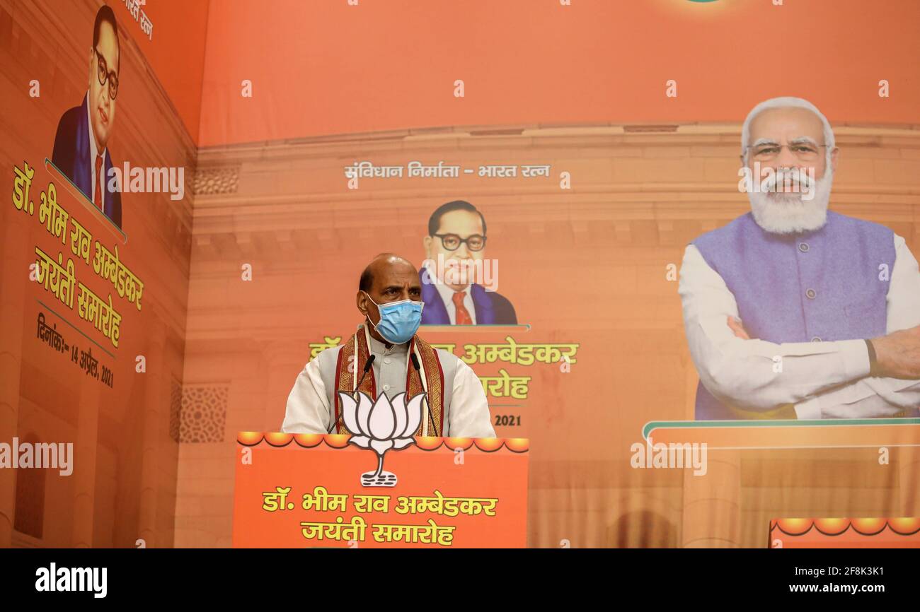 Nuova Delhi, India. 14 Apr 2021. Il Ministro della Difesa indiano, Rajnath Singh, parla ad un evento in onore del Bharat Ratna Baba Sahab Bhim Rao Ambedkar, anniversario della nascita, presso la sede del BJP a Nuova Delhi. La nazione celebra il 130° anniversario di nascita del Dr. B.R. Ambedkar, l'architetto della Costituzione indiana. Ha lottato contro la discriminazione sociale verso gli intoccabili (Dalit), per tutta la sua vita ha lavorato per il benessere dei poveri. Credit: SOPA Images Limited/Alamy Live News Foto Stock