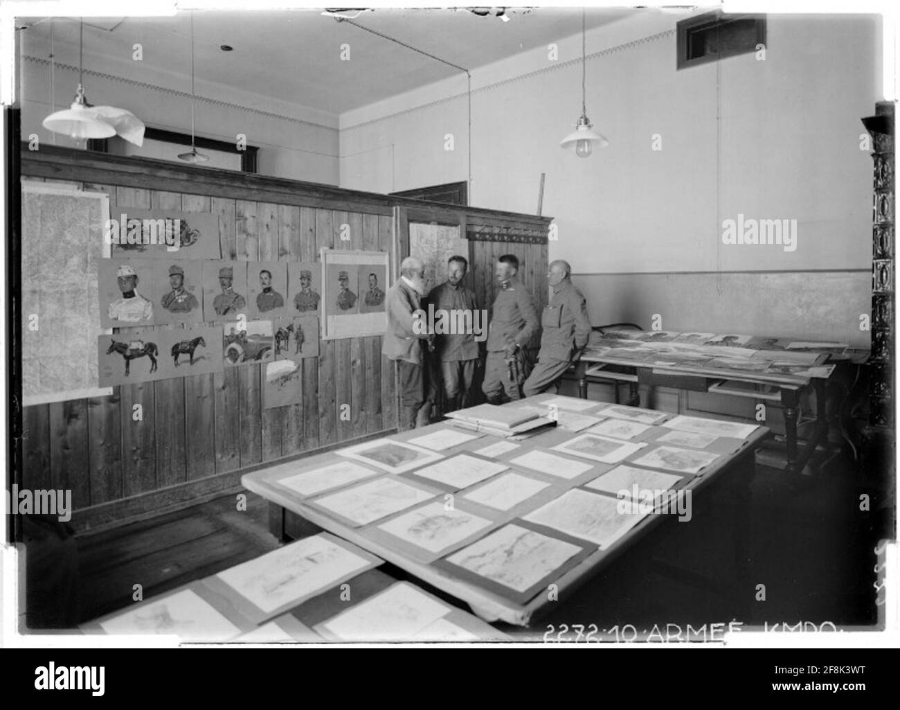 Mostra di pittori di guerra pittori di guerra in discussione; probabilmente Klagenfurt. Fotografo: 10. Armeekommando. Foto Stock