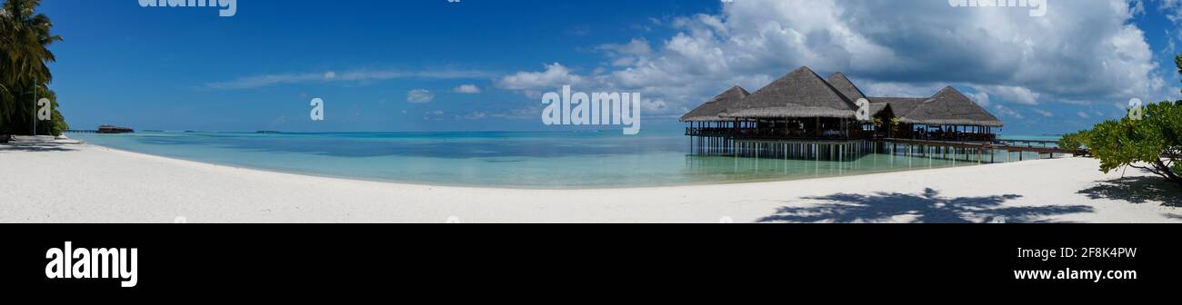 Laguna turchese su un'isola delle maldive. Splendido cielo e nuvole e sfondo della spiaggia per vacanze estive e concetto di viaggio. Vista panoramica Foto Stock