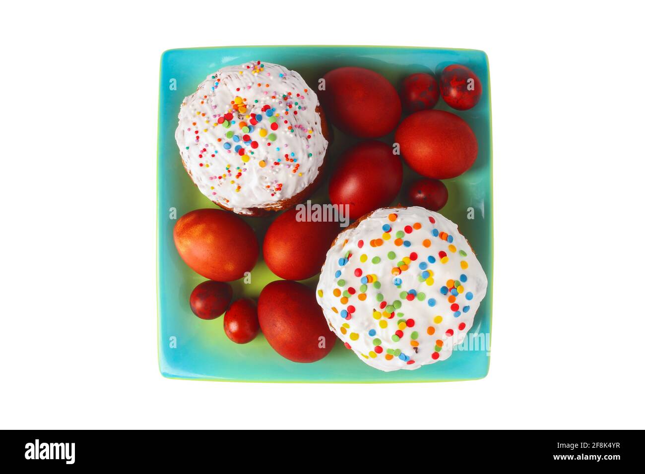 Torte pasquali festive e uova dipinte su un piatto isolato su sfondo bianco. Vista dall'alto Foto Stock