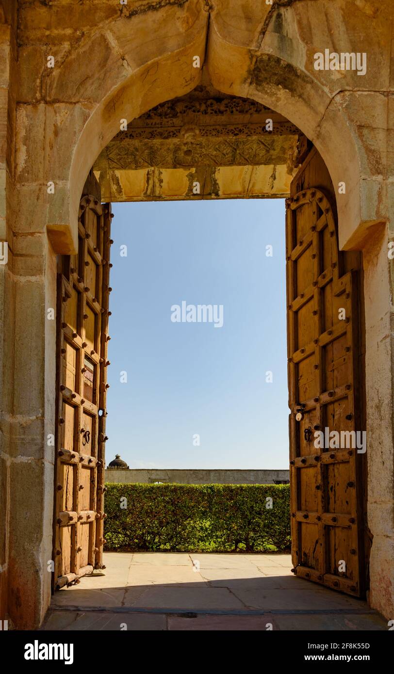 Cancello d'ingresso e mura di epoca medievale al Padmini Palace, un sito patrimonio dell'umanità dell'UNESCO costruito in epoca medievale in stile architettonico Rajasthani. Foto Stock