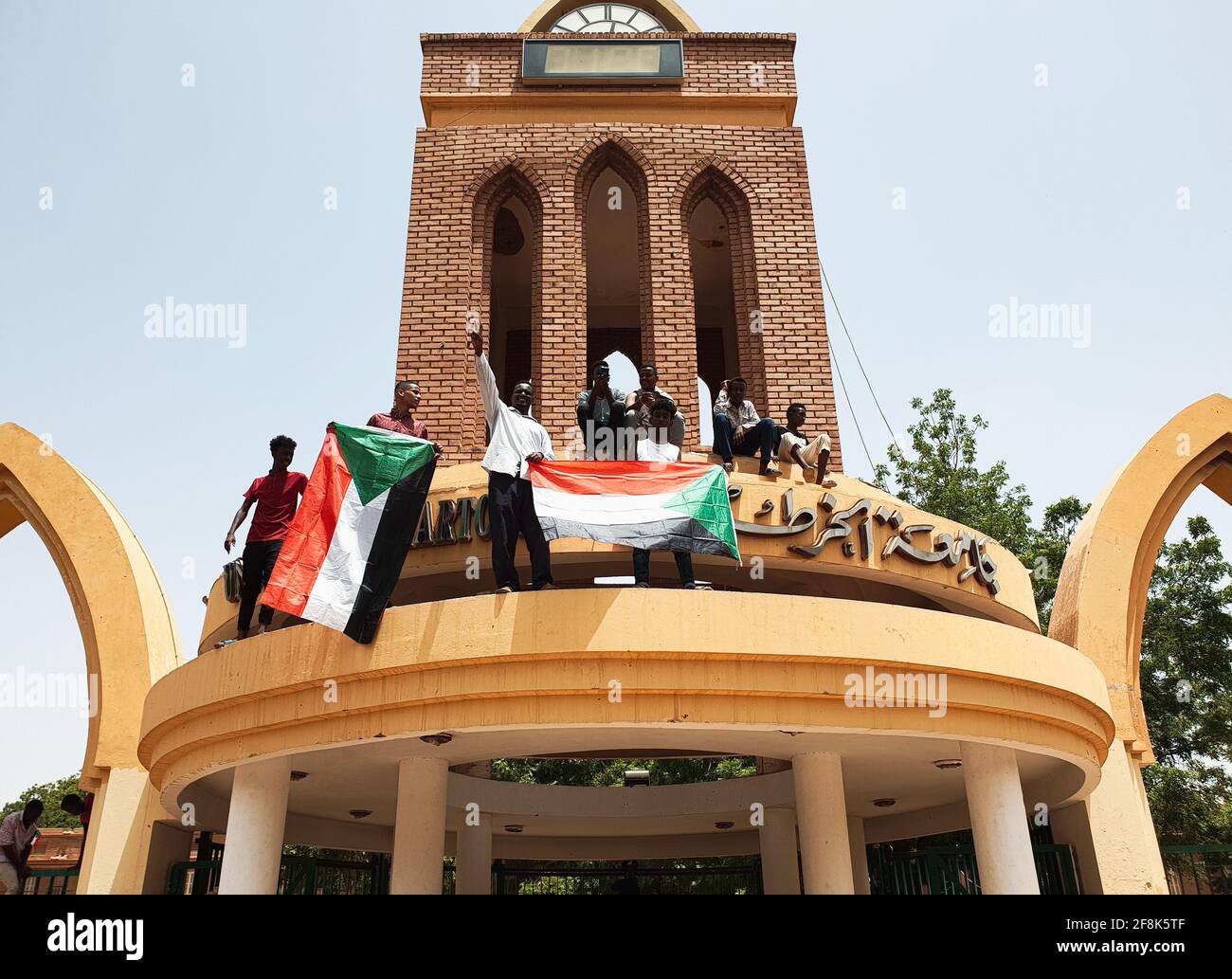 KHARTOUM, SUDAN - 11 aprile 2019: Il popolo sudanese esce per le strade per celebrare la caduta del regime di al-Bashir il 11 aprile presso la sede di t Foto Stock