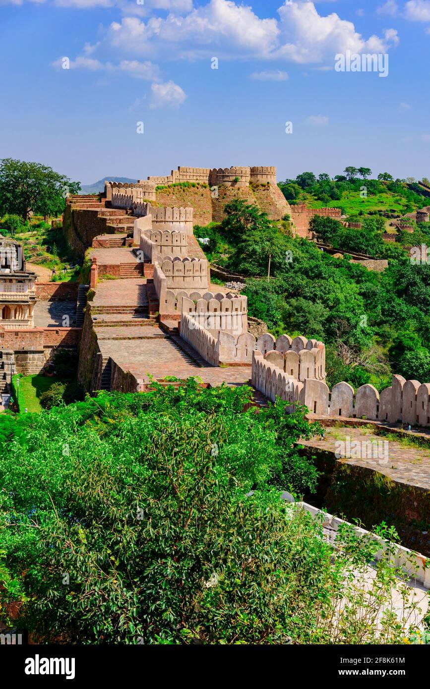 Le mura del forte di Kumbhalgarh sono la seconda parete più lunga del mondo che si estende per una lunghezza di 36 km intorno alla periferia. E' un Sito Patrimonio dell'Umanita' incluso in Foto Stock