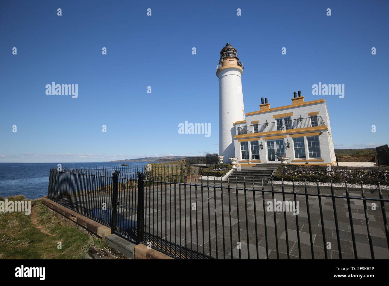 Scozia, Ayrshire Turnberry Lighthouse. 12 Apr 2021. L'iconico faro sul campo da golf Turnberry con vista dominante sul Firth of Clyde Foto Stock