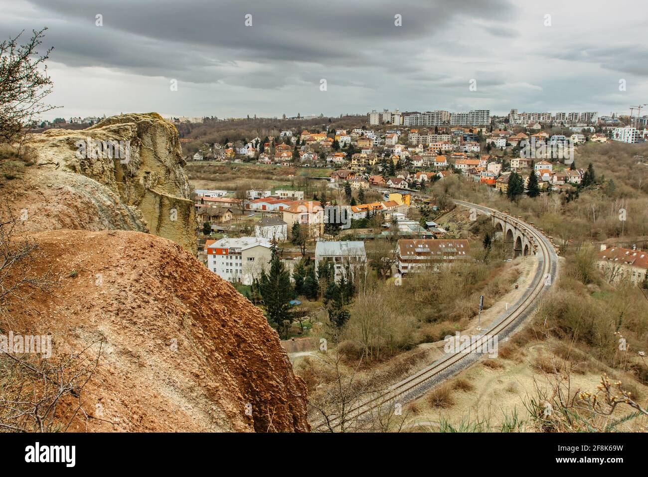 Vista della riserva naturale della valle di Prokopske, Praga, Repubblica Ceca. Paesaggio attraente con profondità Valli, ferrovia locale, pietra calcarea Rocks.Immobiliare Foto Stock