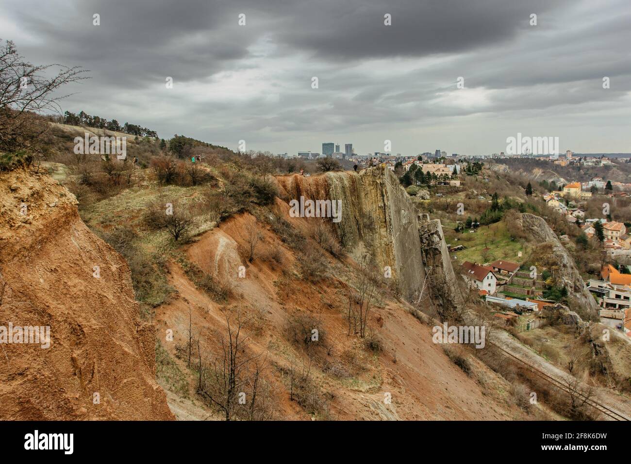 Vista della riserva naturale della valle di Prokopske, Praga, Repubblica Ceca. Paesaggio attraente con profondità Valli, ferrovia locale, pietra calcarea Rocks.Immobiliare Foto Stock