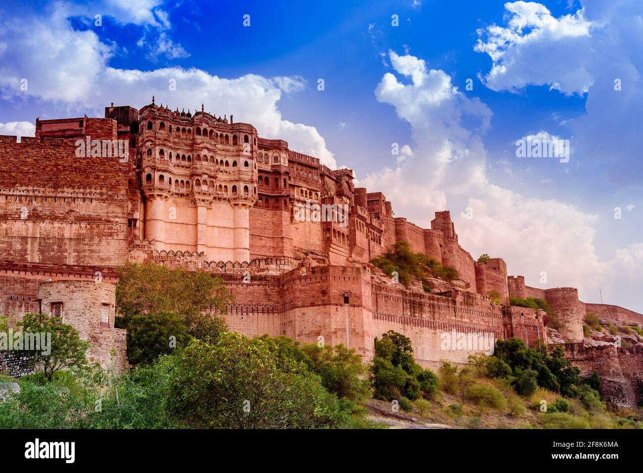 Forte Mehrangarh costruito intorno all'anno 1460 dal re Rao Jodha È uno dei forti più grandi in India. È racchiuso imponendo pareti spesse situate a 410 piedi Foto Stock
