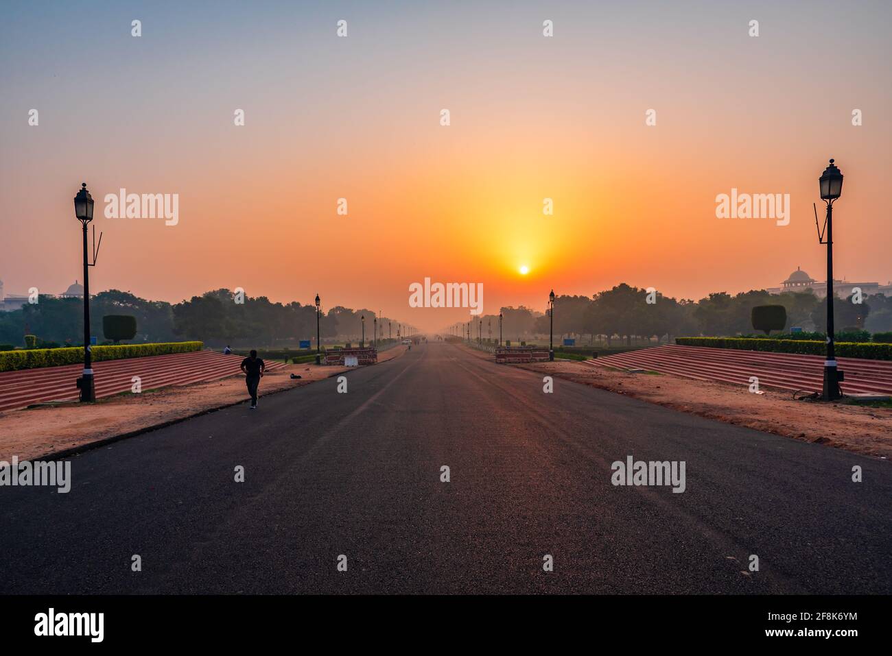 Vista all'alba dal rajpath 'King's Way' è un viale cerimoniale a Nuova Delhi, India che corre da Rashtrapati Bhavan sulla collina Raisina attraverso Vija Foto Stock