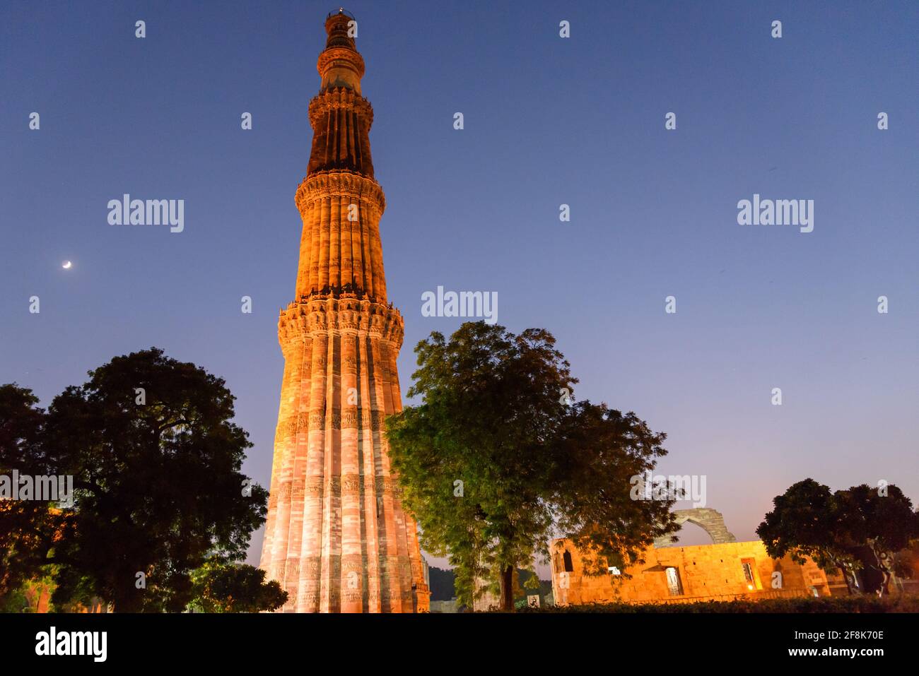 Silhouette di Qutub Minar un minareto più alto in India che si erge 73 m di altezza torre rastremata di cinque piani fatta di arenaria rossa. Foto Stock