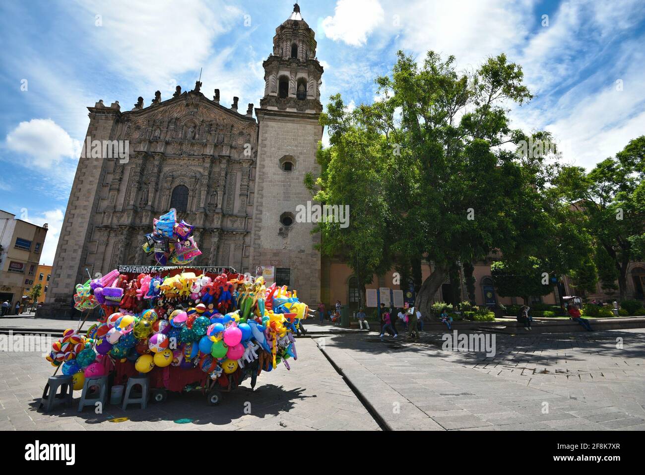 Vista del Templo de Nuestra Señora del Carmen in stile barocco con un venditore di palloncini in primo piano in Plaza del Carmen, San Luis Potosí Messico. Foto Stock