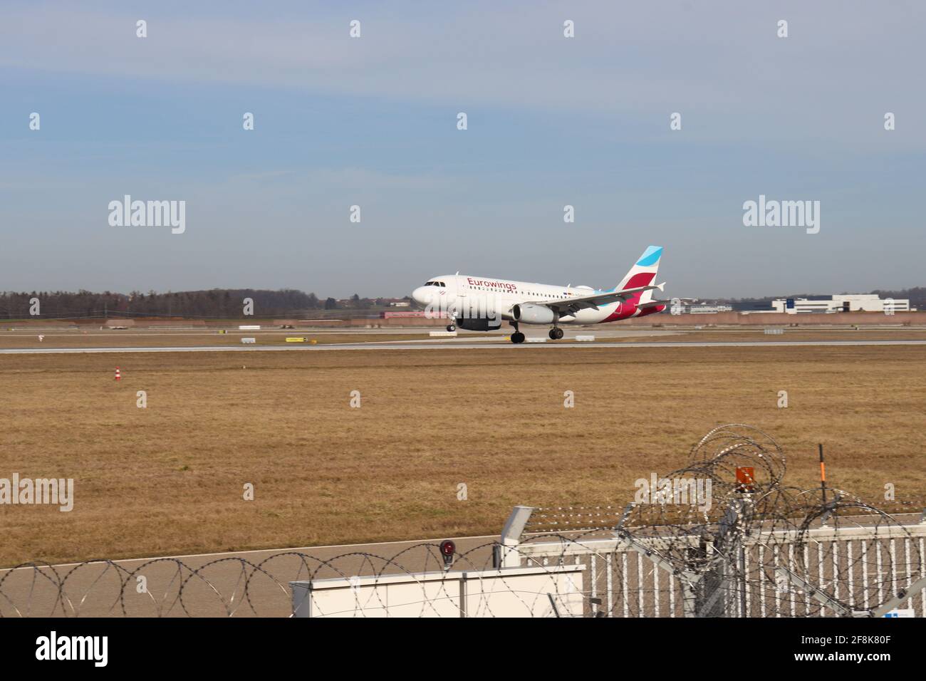 STOCCARDA, GERMANIA - 20 febbraio 2021: Airbus A319 landet waereh Corona a Stoccarda am einem sonnigen Tag. Foto Stock