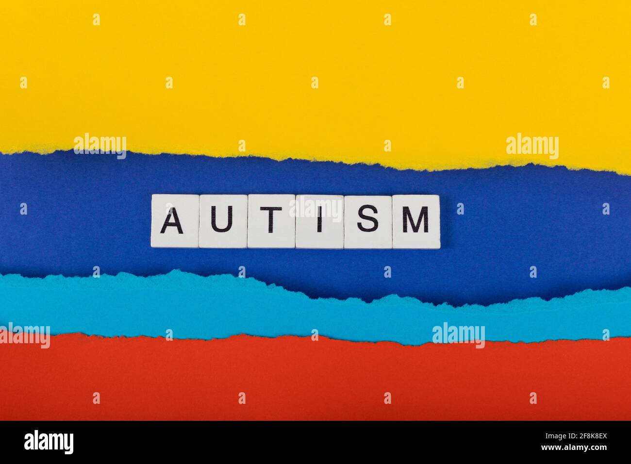 Background di consapevolezza dell'autismo mondiale. Bordo di carta strappato con iscrizione Autism sfondo. Disposizione piatta. Spazio di copia. Foto Stock
