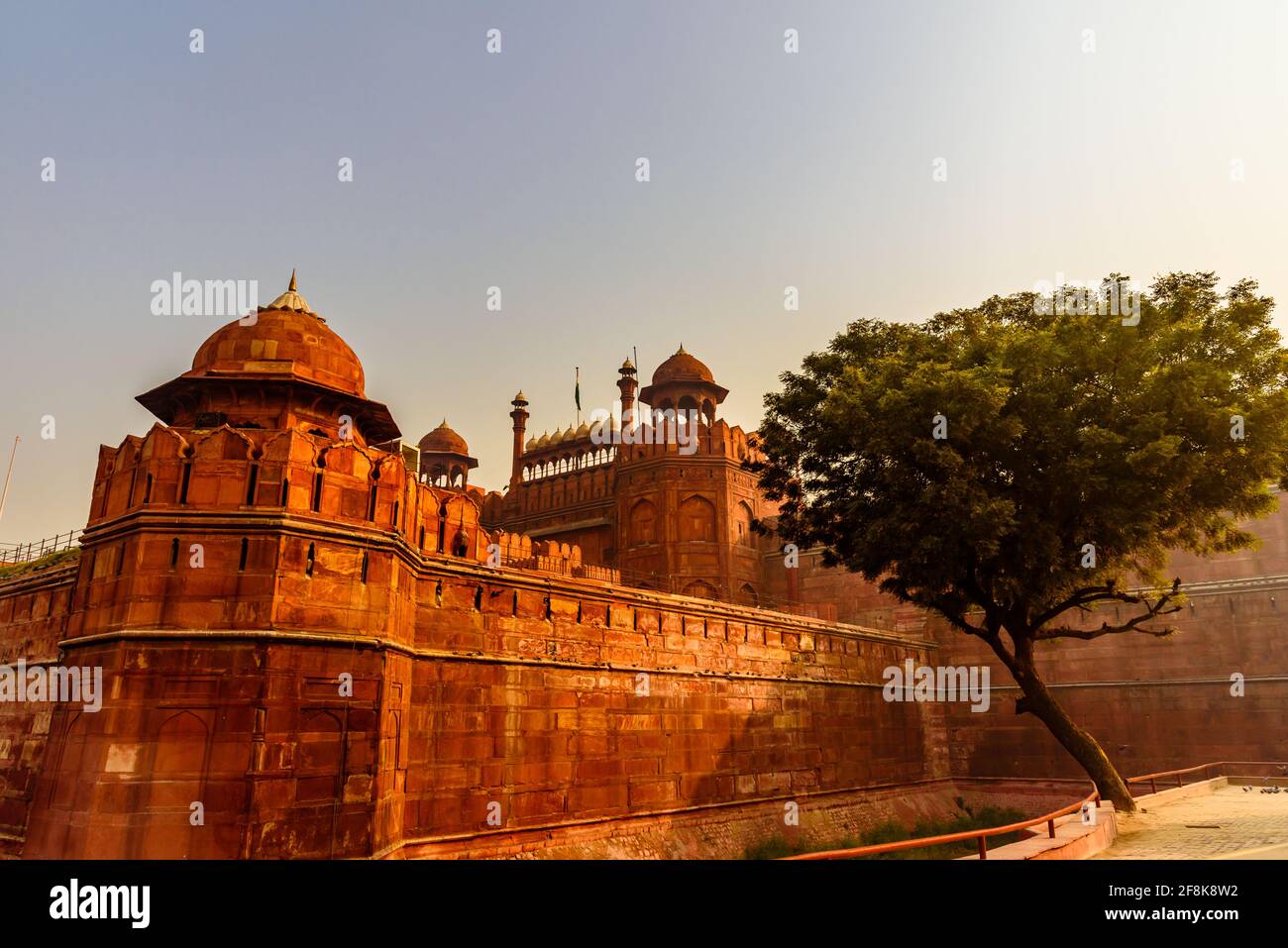 Red Fort è uno storico forte patrimonio dell'umanità dell'UNESCO a Delhi. Foto Stock