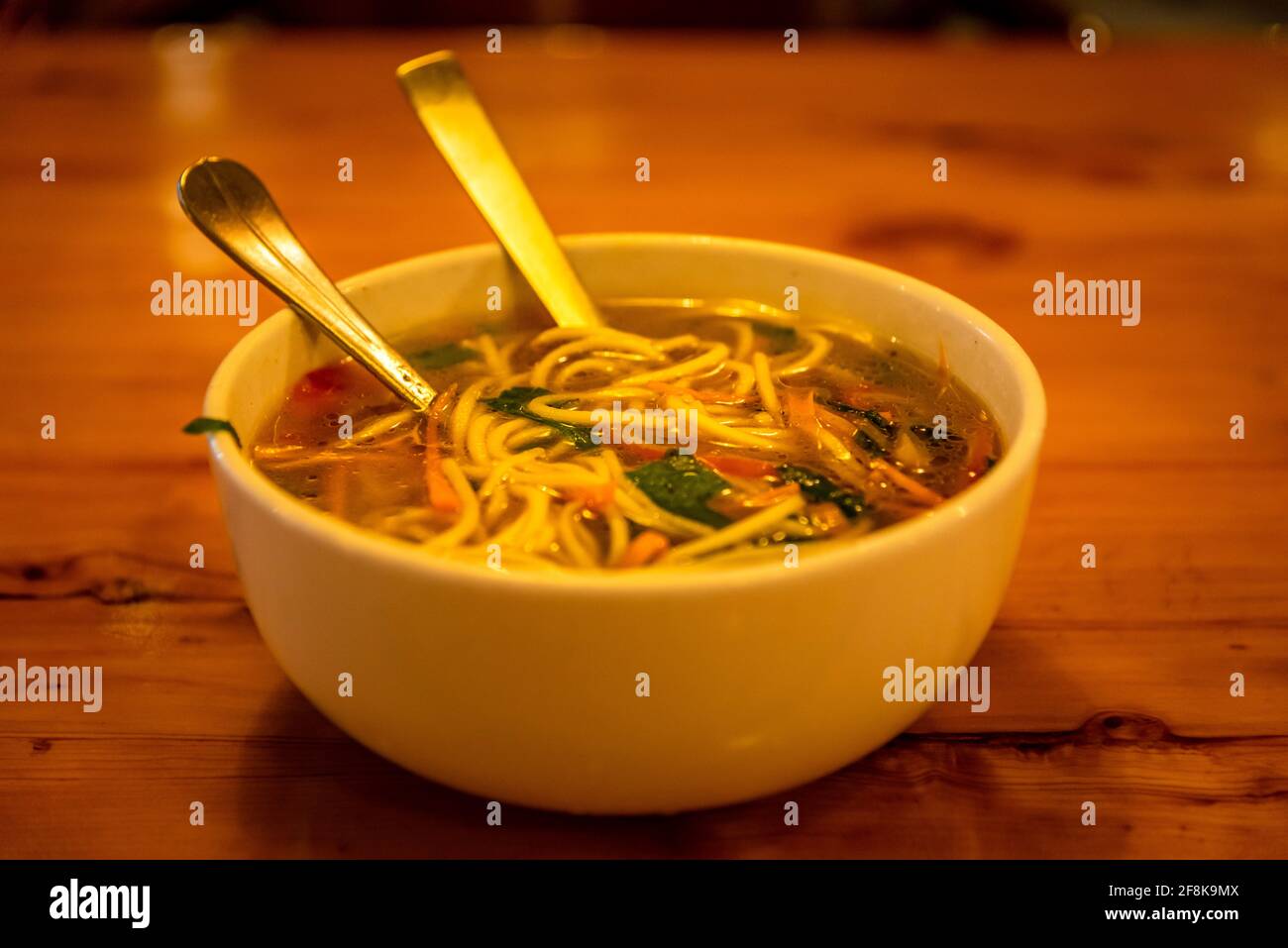 Fuoco selettivo di Thukpa, è una zuppa tibetana di noodle, che ha avuto origine nella parte orientale del Tibet. Vegetariano vegetale è una variante famosa tra Foto Stock