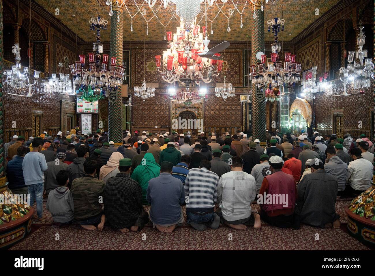 Srinagar, India. 14 Apr 2021. I musulmani offrono preghiere dell'ASR in un santuario durante il primo giorno del Ramadan in Khankah. Il Ramadan è il periodo di intensa preghiera, digiuno da alba a tramonto e digiuno notturno. Credit: SOPA Images Limited/Alamy Live News Foto Stock