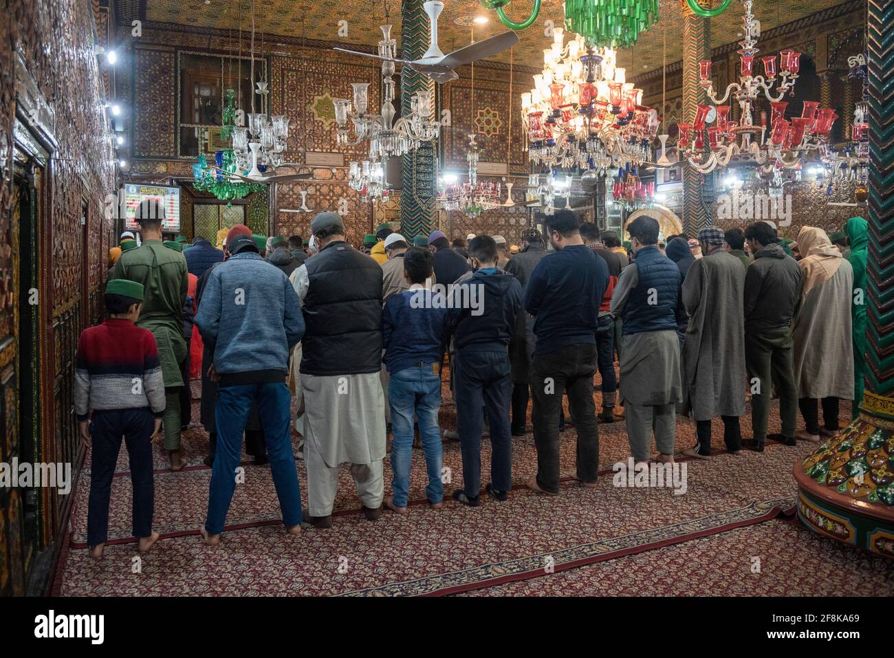 Srinagar, India. 14 Apr 2021. I musulmani offrono preghiere dell'ASR in un santuario durante il primo giorno del Ramadan in Khankah. Il Ramadan è il periodo di intensa preghiera, digiuno da alba a tramonto e digiuno notturno. Credit: SOPA Images Limited/Alamy Live News Foto Stock