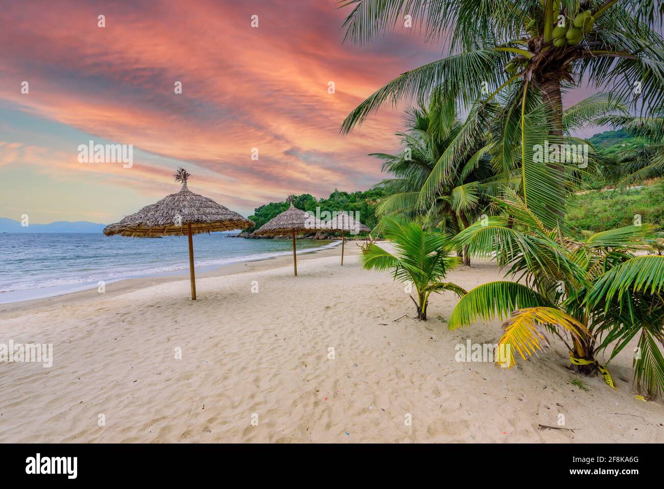 Spiaggia di Tien SA - spiaggia paradisiaca in uno scenario di costa tropicale A da Nang - destinazione di viaggio in Vietnam Foto Stock