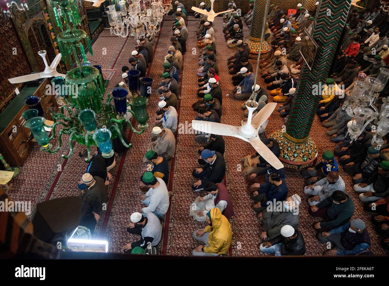 Srinagar, India. 14 Apr 2021. I musulmani offrono preghiere dell'ASR in un santuario durante il primo giorno del Ramadan in Khankah. Il Ramadan è il periodo di intensa preghiera, digiuno da alba a tramonto e digiuno notturno. Credit: SOPA Images Limited/Alamy Live News Foto Stock