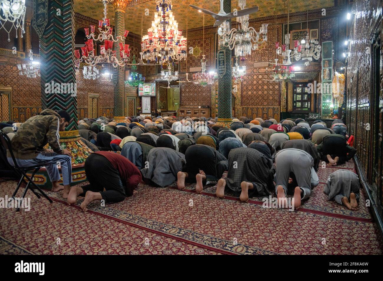 Srinagar, India. 14 Apr 2021. I musulmani offrono preghiere dell'ASR in un santuario durante il primo giorno del Ramadan in Khankah. Il Ramadan è il periodo di intensa preghiera, digiuno da alba a tramonto e digiuno notturno. Credit: SOPA Images Limited/Alamy Live News Foto Stock