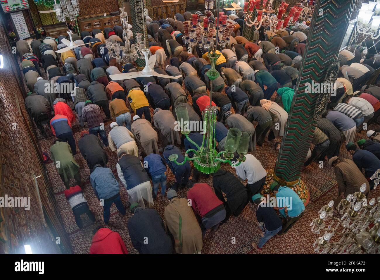 Srinagar, India. 14 Apr 2021. I musulmani offrono preghiere dell'ASR in un santuario durante il primo giorno del Ramadan in Khankah. Il Ramadan è il periodo di intensa preghiera, digiuno da alba a tramonto e digiuno notturno. Credit: SOPA Images Limited/Alamy Live News Foto Stock