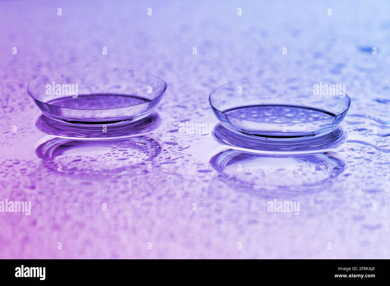 Lenti a contatto, su sfondo rosa-blu. Foto Stock